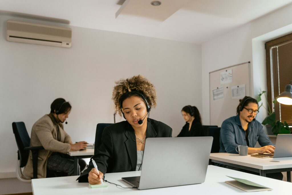 Collaborateurs en situation de handicap et entreprise inclusive travaillant ensemble