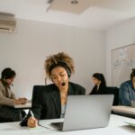 Collaborateurs en situation de handicap et entreprise inclusive travaillant ensemble