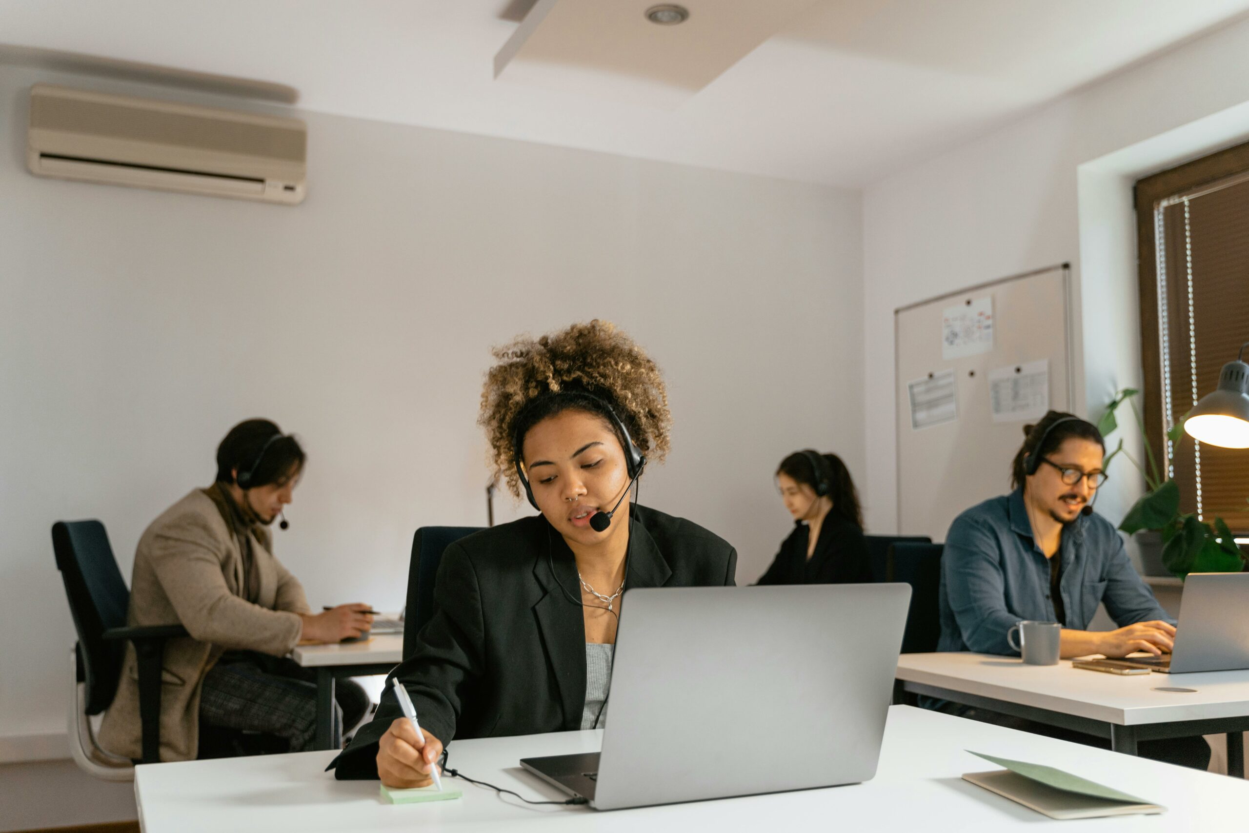 Collaborateurs en situation de handicap et entreprise inclusive travaillant ensemble